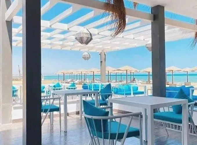 Beachfront Boho Style In Fanadir Bay Apartman
