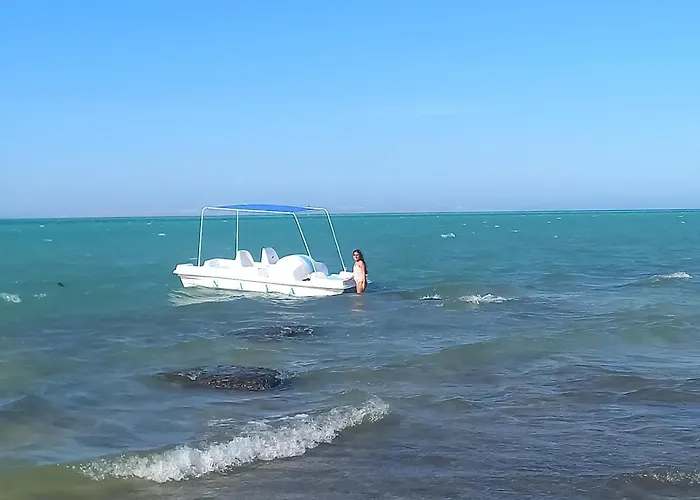 Beachfront Boho Style In Fanadir Bay * Gurdaka
